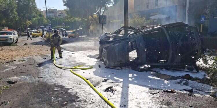 שריפה בכרמיאל. קרדיט: כב״ה צפון כרמיאל: פגיעה ישירה ברכב, הנהג יצא ממנו רגע לפני כן בעקבות האזעקה