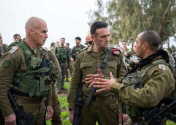 הטיל על תמיר לערוך תוכניות אפשריות לפעולה קרקעית בלבנון. הרמטכ"ל הרצי הלוי ואלוף אורי גורדין בגבול הצפון. צילום: דו"צ