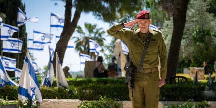 הרמטכ"ל הרצי הלוי על קברי חללי צה"ל. צילום: דובר צה"ל