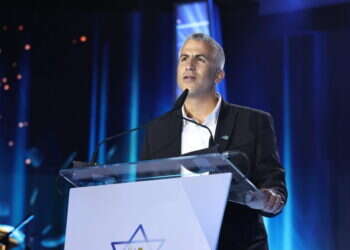 מנחם קלמנזון נואם בטקס קבלת פרס ישראל, אייר תשפ"ד. צילום: מישל אמזלג, לע"מ