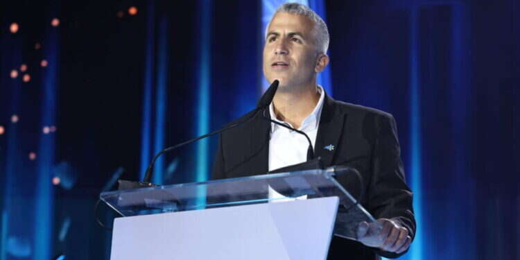 מנחם קלמנזון נואם בטקס קבלת פרס ישראל, אייר תשפ מנחם קלמנזון נואם בטקס קבלת פרס ישראל, אייר תשפ"ד. צילום: מישל אמזלג, לע"מ