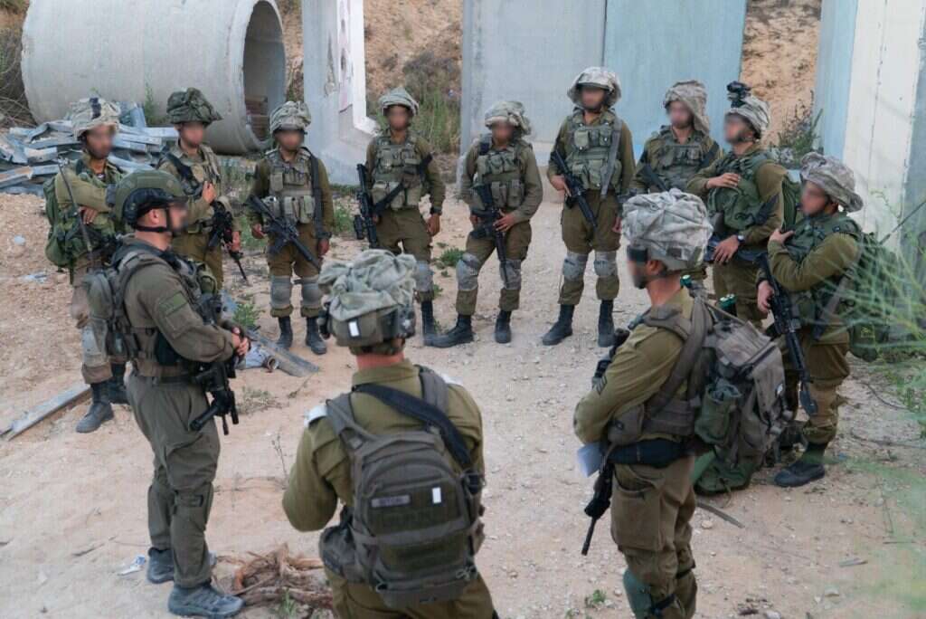 לוחמי גבעתי בעוטף עזה, בהיערכות לציון שנה לטבח. צילום: דובר צה"ל