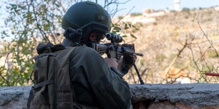 לוחם מילואים מחטיבת אלכסנדרוני בדרום לבנון. צילום: דובר צה קרבות בכפרים ותקיפות מהאוויר: הלחימה בדרום לבנון מתרחבת