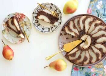 עוגת שוקולד ואגסים. צילום: אפרת ליכטנשטט