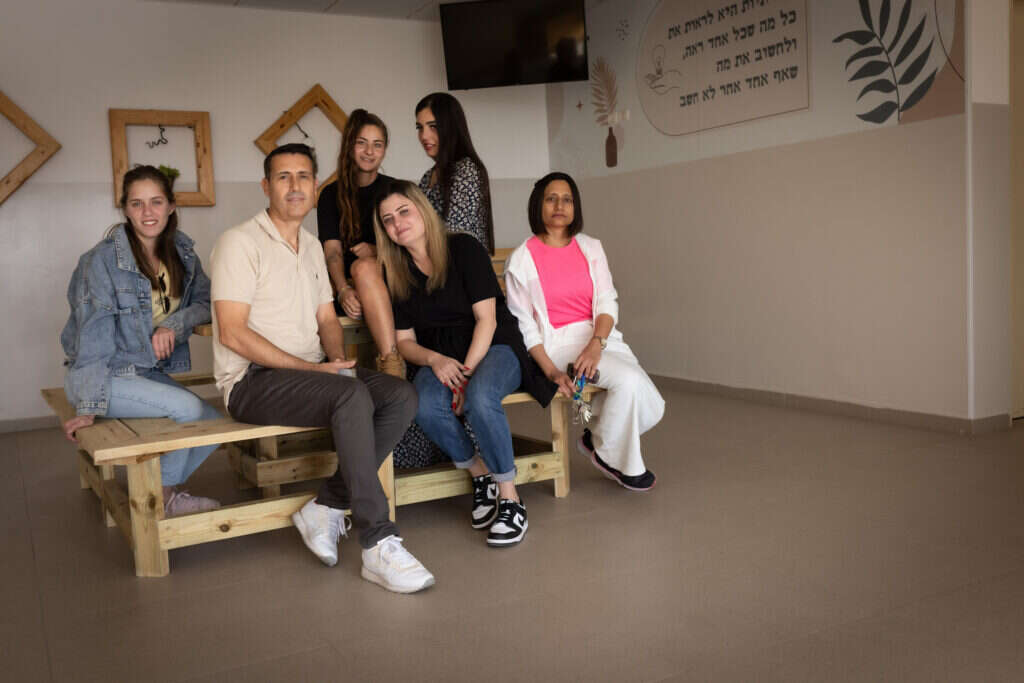 "החלום שלו היה לחתן תלמידות". אילן ביטון מנהל האולפנה ובוגרות - תלמידותיו של אבירם ז"ל. צילום: אריק סולטן