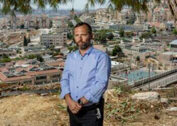 ישראל גנץ ביישוב כוכב־יעקב. צילום : נעמה שטרן