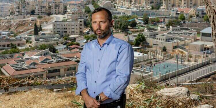 ישראל גנץ ביישוב כוכב־יעקב. צילום : נעמה שטרן