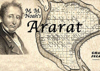 מרדכי עמנואל נוח על רקע מפת האי גרנד־איילנד שרכש מבעליו האינדיאנים לטובת מדינת היהודים שייסד, "אררט"