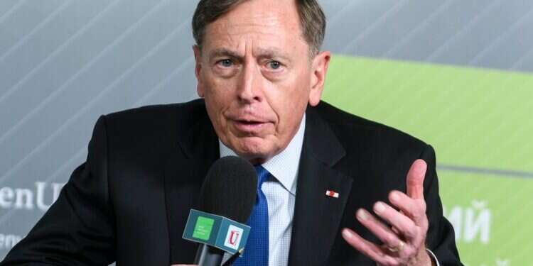 דיוויד פטראוס, לשעבר ראש ה-CIA. צילום: שאטרסטוק "סוס טרויאני על סטרואידים": ראש ה-CIA לשעבר נלהב ממתקפת הביפרים