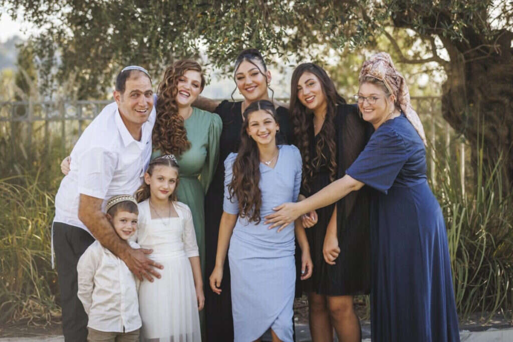 "הוא היה ההורה העוטף". איילת, אבירם וילדיהם. צילום: אליהו ינאי, באדיבות המשפחה