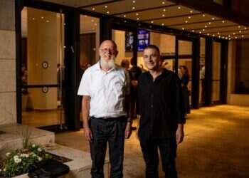 "העובדה שנשארנו בחיים וחזרנו, הציבה חזק את השאלה בשביל מה". נעם דמסקי והרב מדן. צילום: נעמה שטרן