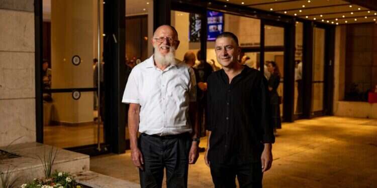 "העובדה שנשארנו בחיים וחזרנו, הציבה חזק את השאלה בשביל מה". נעם דמסקי והרב מדן. צילום: נעמה שטרן