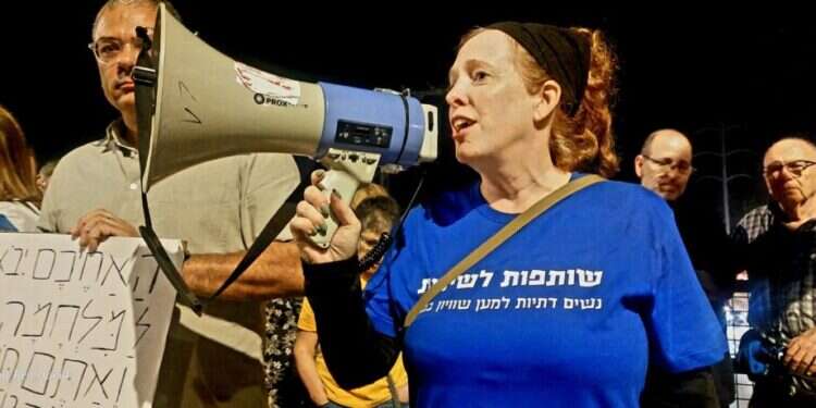 מחאת "שותפות לשירות" ליד בני־ברק, השבוע. צילום: רונית בן־דוד