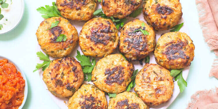 קציצות עוף. צילום: רויטל פדרבוש בורקס מים, פלפל ממולא גבינות והמבורגר ברוקולי: מתכונים קלילים לסוכות