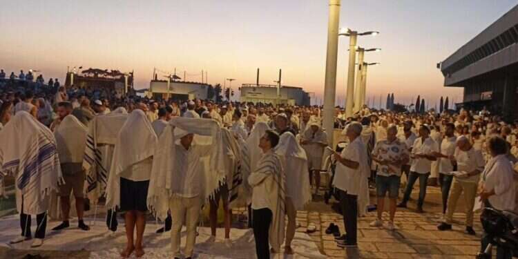 מניין יום כיפור ציבורי של  תפילת יום כיפור תתקיים בכיכר החטופים בת"א