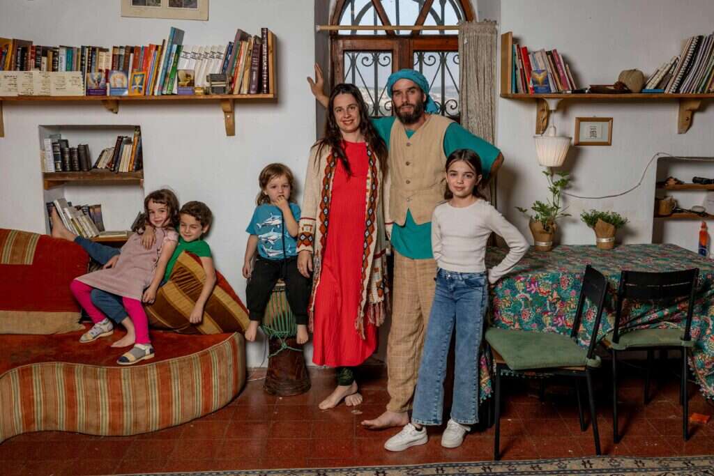 משפחת בר־רשי, עין־כרם, ירושלים. צילום: נעמה שטרן משפחת בר־רשי, עין־כרם, ירושלים. צילום: נעמה שטרן