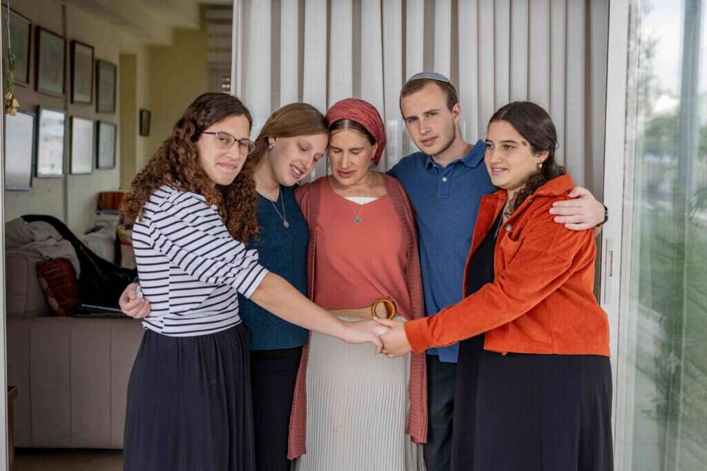 "כשכולם מנקים לשבת, אין אחד שיושב ומתפלל במקום לנקות". רחל וארבעה משמונת הילדים. צילום: נעמה שטרן