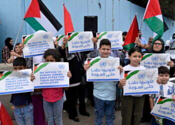 ילדים מפגינים מחוץ למטה אונר"א בביירות, ספטמבר 2024. צילום: EPA