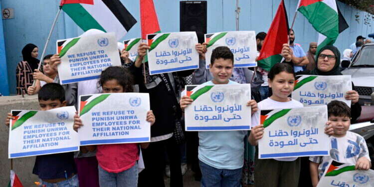 ילדים מפגינים מחוץ למטה אונר ילדים מפגינים מחוץ למטה אונר"א בביירות, ספטמבר 2024. צילום: EPA