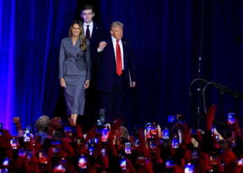 משפחת טראמפ בכניסה לעצרת הניצחון בפלורידה, שלשום. צילום: אי.פי.איי