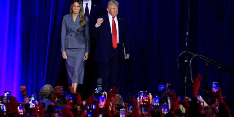 משפחת טראמפ בכניסה לעצרת הניצחון בפלורידה, שלשום. צילום: אי.פי.איי
