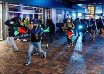 תומכי חמאס באמסטרדם, לפני המשחק. צילום: EPA