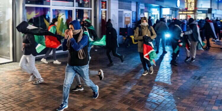 תומכי חמאס באמסטרדם, לפני המשחק. צילום: EPA