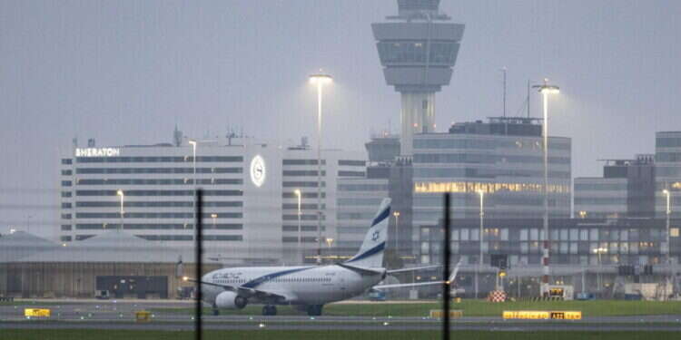 מטוס אלעל בשדה התעופה באמסטרדם. צילום: EPA מטוס אלעל בשדה התעופה באמסטרדם. צילום: EPA