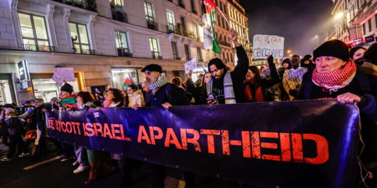 הפגנות נגד ישראל בפריז, השבוע. צילום: EPA "מה שקרה באמסטרדם עלול להתרחש כל רגע בפריז, לונדון או מדריד"