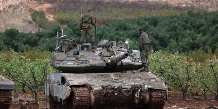 לוחמי צה"ל בגבול לבנון. צילום: EPA