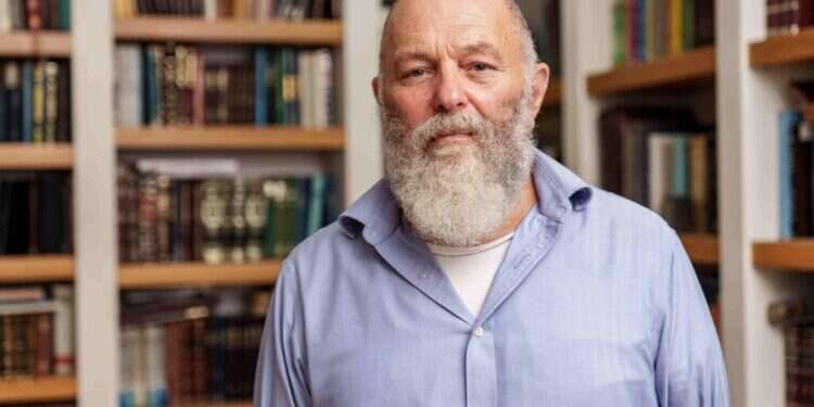 בית של צבא ופוליטיקה. האב, אפי איתם. צילום: אנצ'ו גוש, ג'יני בית של צבא ופוליטיקה. האב, אפי איתם. צילום: אנצ'ו גוש, ג'יני