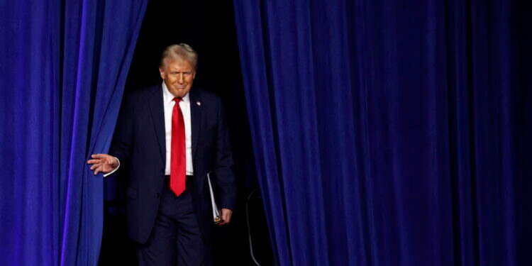 טראמפ נכנס לנאום בעצרת לאחר הזכייה. צילום: AFP טראמפ נכנס לנאום בעצרת לאחר הזכייה. צילום: AFP