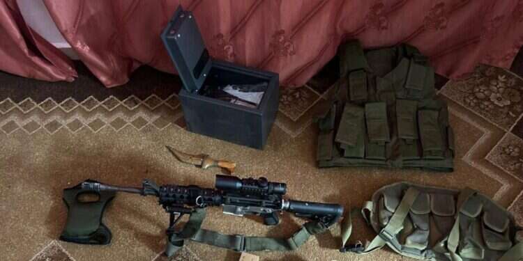 אמצעי הלחימה שאותרו הלילה בבקעה. צילום: דובר צה בלב בקעת הירדן: מטענים במסגד ומנהרת טרור