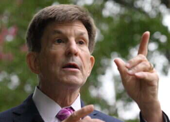 פרופ' אלן ליכטמן, צילום: Pedro Ugarte / AFP