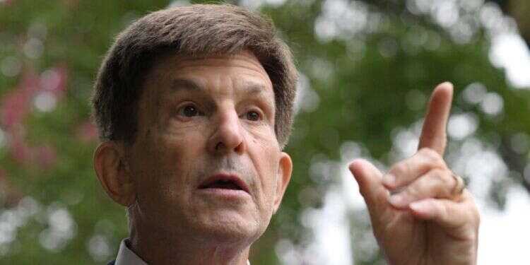 פרופ' אלן ליכטמן, צילום: Pedro Ugarte / AFP פרופ' אלן ליכטמן, צילום: Pedro Ugarte / AFP