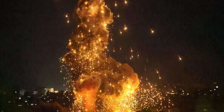 תקיפה ישראלית של מחסני אמל 80 אחוזים הושמדו? כמה רקטות וטילים באמת נותרו לחיזבאללה