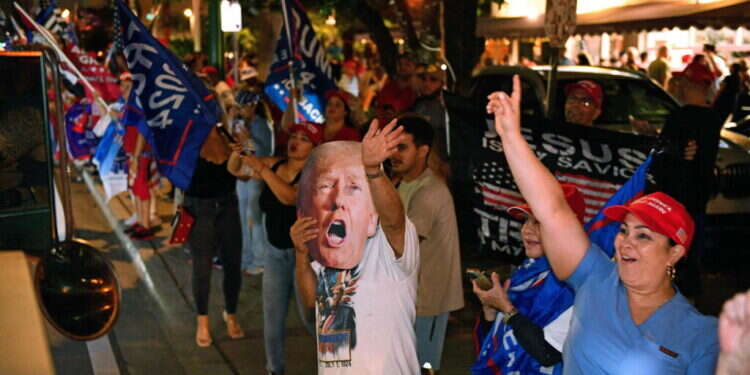 תומכי טראמפ היספנים חוגגים את בחירתו, בפלורידה. צילום: AFP הבחירות בארה"ב סימנו את קריסתו של "האוהל הגדול"