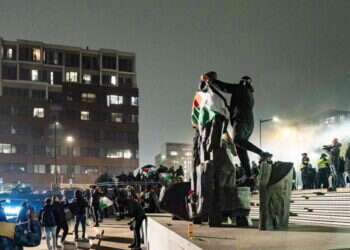 תומך חמאס עם דגל פלסטין באמסטרדם, היום. צילום: AFP