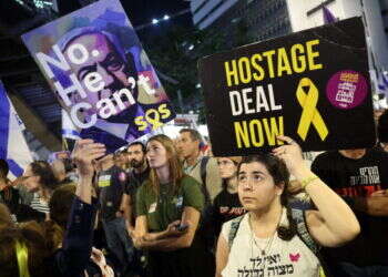 "צריך להזדהות עם הכאב שלהם אבל צריך גם להיות אופטימי בשבילם". הפגנה למען שחרור החטופים. צילום: איי.אף.פי