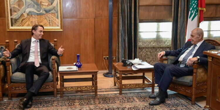 עמוס הוכשטיין עם יו עמוס הוכשטיין עם יו"ר הפרלמנט הלבנוני נביה ברי, בביירות. צילום: AFP