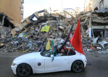 דגל חיזבאללה בביירות לאחר ההכרזה על הפסקת אש. צילום: AFP