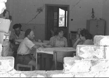 "הוחלט לבקשו לעזוב את קבוצתנו". חדר האוכל הזמני בקיבוץ בארות יצחק במלחמת העצמאות, 1948. צילום: לע"מ