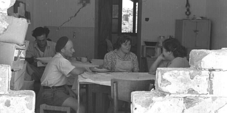 "הוחלט לבקשו לעזוב את קבוצתנו". חדר האוכל הזמני בקיבוץ בארות יצחק במלחמת העצמאות, 1948. צילום: לע"מ