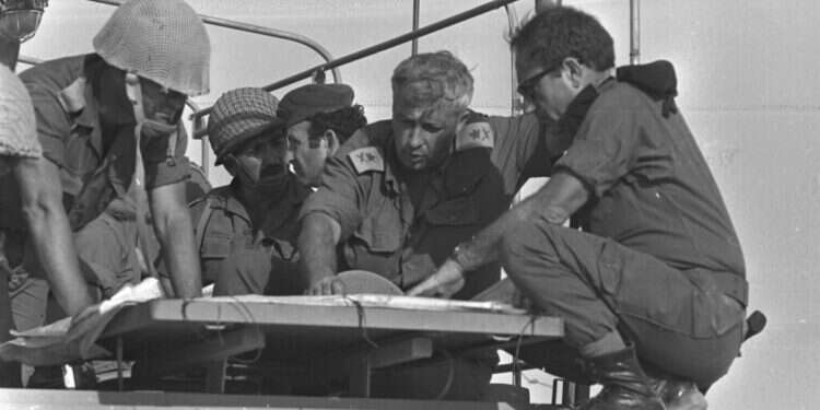 "גזרת אריק" הסעירה את הכנסת והצבא. האלוף שרון במלחמת יום הכיפורים. צילום: שלמה ארד, לע"מ
