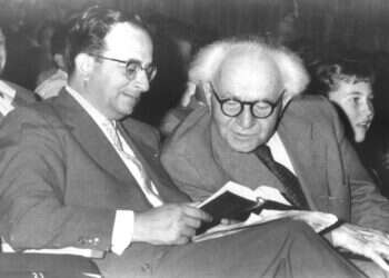 ההנגשה וקלות הקריאה אינן מבטלות את הצורך בחיפוש משמעות. ראש הממשלה דוד בן־גוריון וראש לשכתו יצחק נבון מעיינים בתנ"ך, 1956. צילום: לע"מ