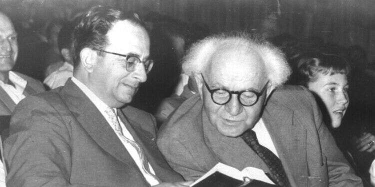 ראש הממשלה דוד בן־גוריון וראש לשכתו יצחק נבון מעיינים בתנ ההנגשה וקלות הקריאה אינן מבטלות את הצורך בחיפוש משמעות. ראש הממשלה דוד בן־גוריון וראש לשכתו יצחק נבון מעיינים בתנ"ך, 1956. צילום: לע"מ