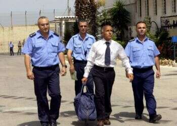 כמות החומרים בתיקים של המרגלים והבוגדים הישראלים דלה יחסית. מרגל האטום מרדכי ואנונו יוצא לחופשי מכלא שקמה באשקלון, 2004. צילום: אבי אוחיון, לע"מ