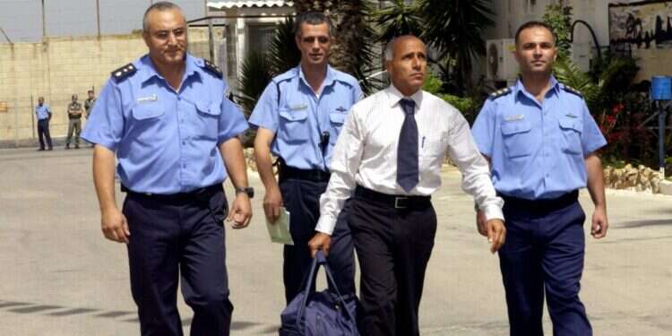 כמות החומרים בתיקים של המרגלים והבוגדים הישראלים דלה יחסית. מרגל האטום מרדכי ואנונו יוצא לחופשי מכלא שקמה באשקלון, 2004. צילום: אבי אוחיון, לע כמות החומרים בתיקים של המרגלים והבוגדים הישראלים דלה יחסית. מרגל האטום מרדכי ואנונו יוצא לחופשי מכלא שקמה באשקלון, 2004. צילום: אבי אוחיון, לע"מ