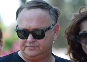 Israeli TV announcer, Yigal Shilon, attends Dudu Topaz funeral. Hundreds participated the funeral of Dudu Topaz who commited suicide in his prison cell in Yarkon Cemetary, Petach Tikva. 62-year old Topaz was being held at the Nitzan Detention Center in Ramle while undergoing trial for charges of conspiracy to commit a crime and assault against several TV executives and leading Israeli entertainers. August 21, 2009. Photo by Gili Yaari / Flash90 *** Local Caption *** ãåãå èåôæ