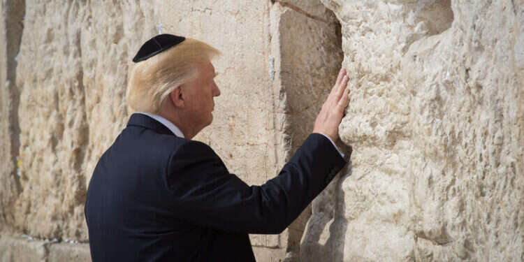 דונלד טראמפ בכותל המערבי, בכהונתו הראשונה כנשיא. צילום: נתי שוחט, פלאש 90 דונלד טראמפ בכותל המערבי, בכהונתו הראשונה כנשיא. צילום: נתי שוחט, פלאש 90